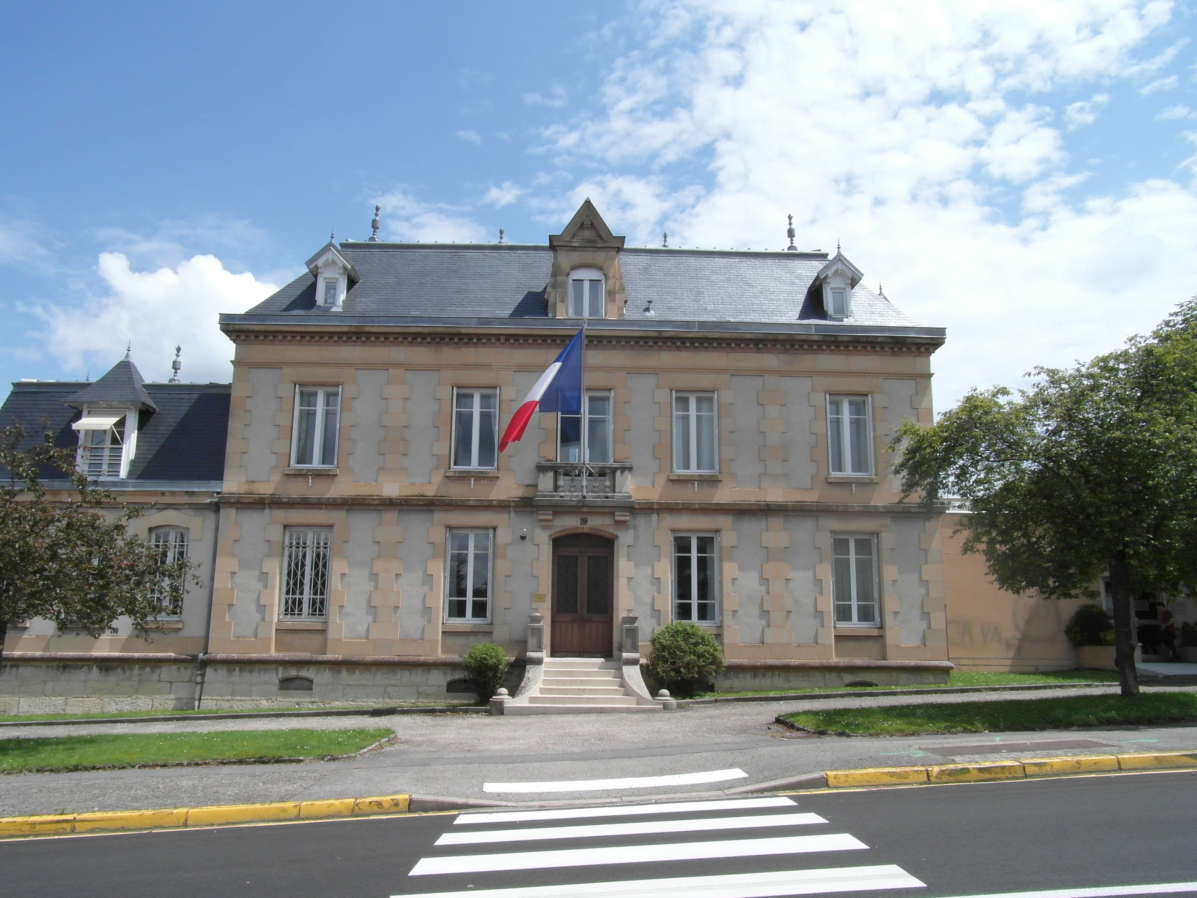 tour du pin prefecture